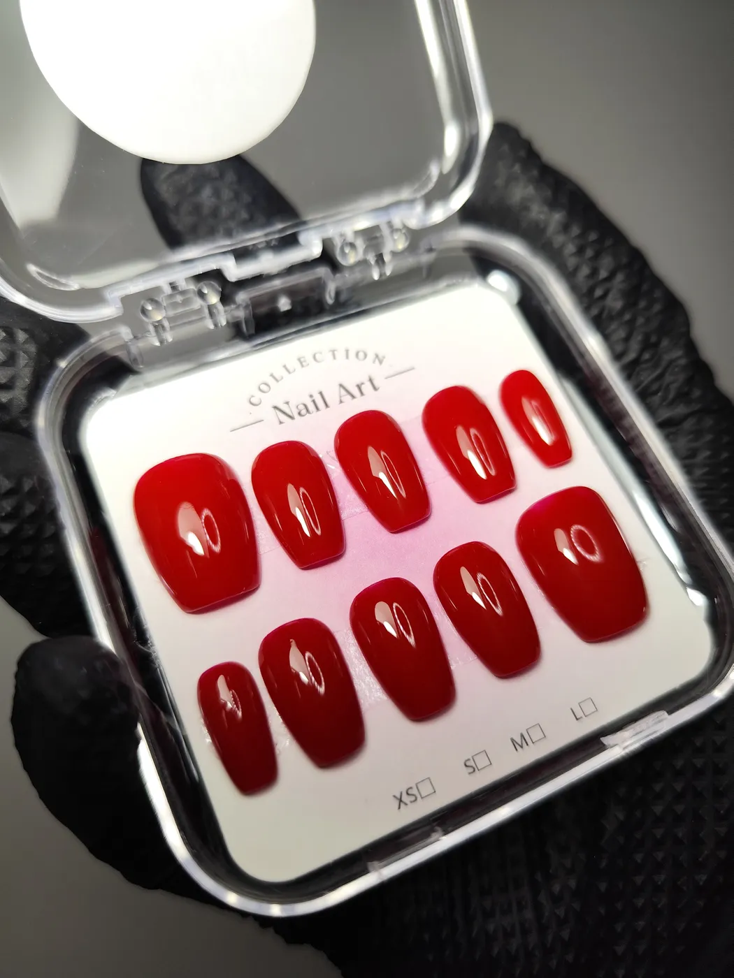 Set de uñas postizas coffin en su estuche, en rojo liso con acabado brillante